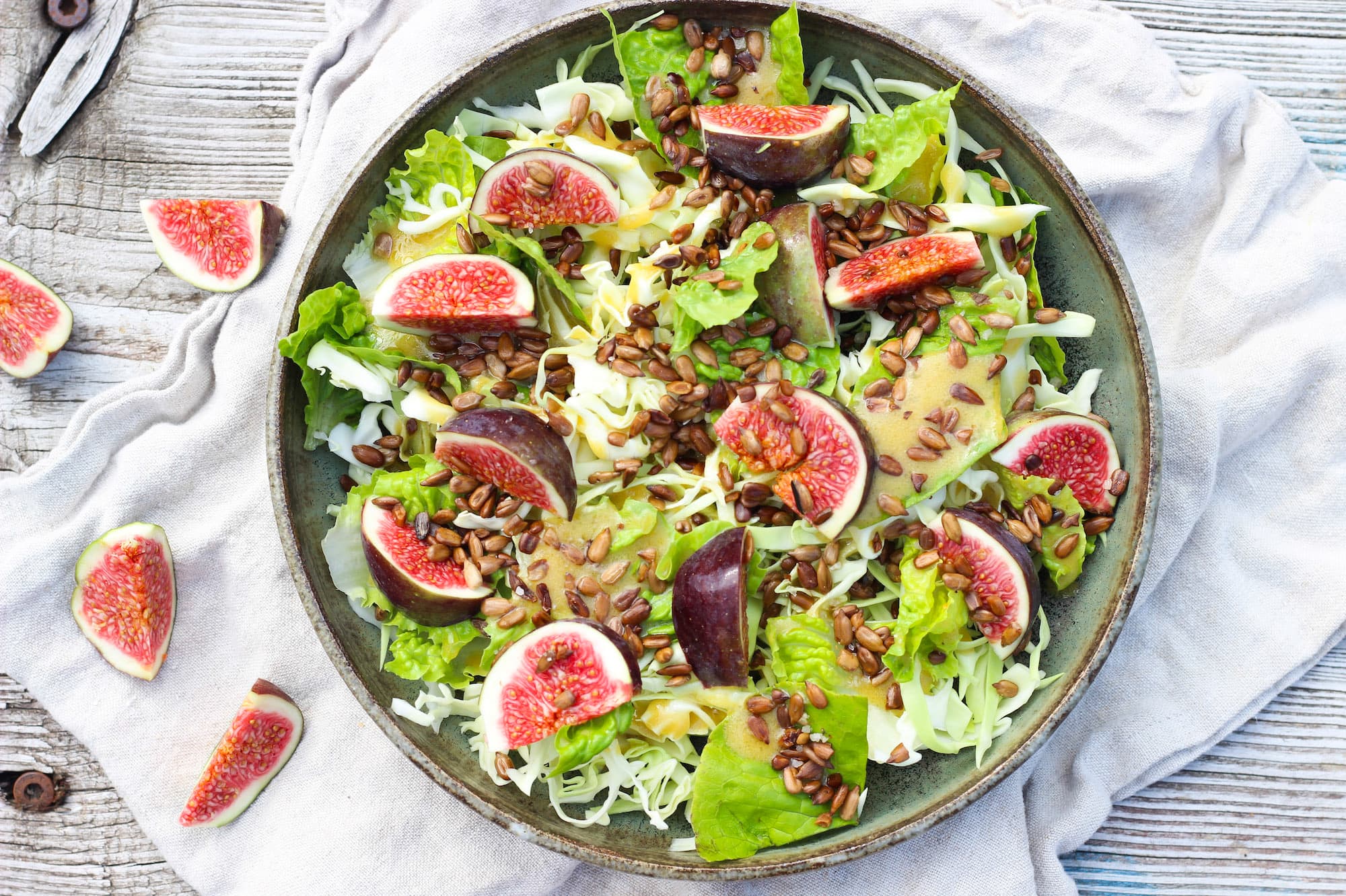 Spidskålssalat med figner og ristede solsikkekerner – opskrift fra FOF København og Nordsjælland