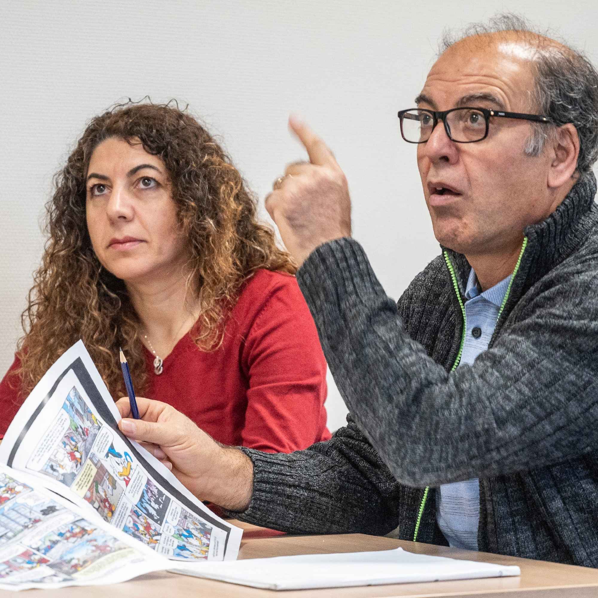 Kursist rækker hånden i vejret til FVU dansk hos FOF Vest i Esbjerg