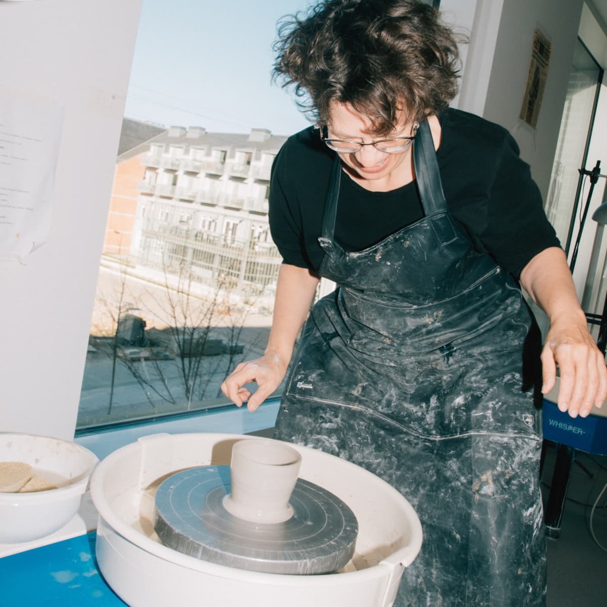 Kursist der arbejder med ler