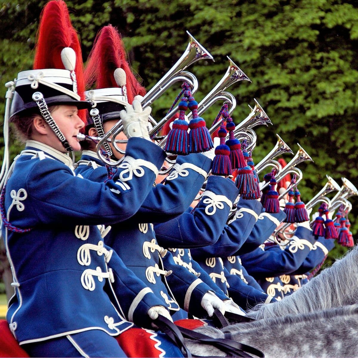 Slagelses Gardehusarregiment går gennem byens gader.