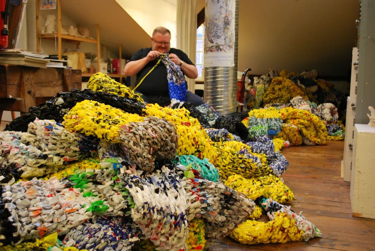 kenneth rasmussen strikker med plastikposer på Kunstskolen bifrost - FOF i Randers