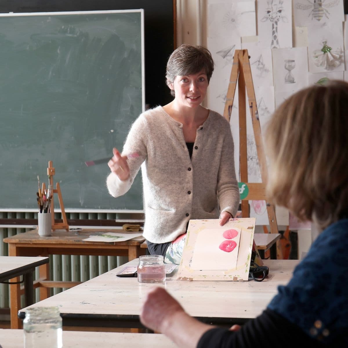 Underviser instruerer på akvarel kursus hos FOF.