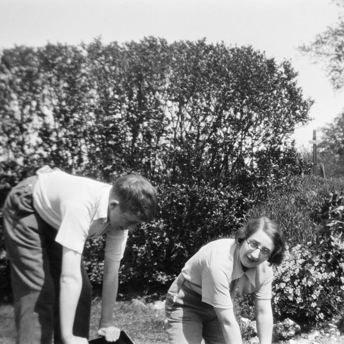 Sort-hvid foto af et par der laver havearbejde