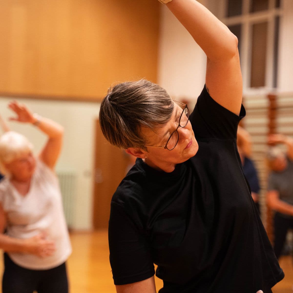 Deltager laver øvelse til Fitnessdans hos FOF.