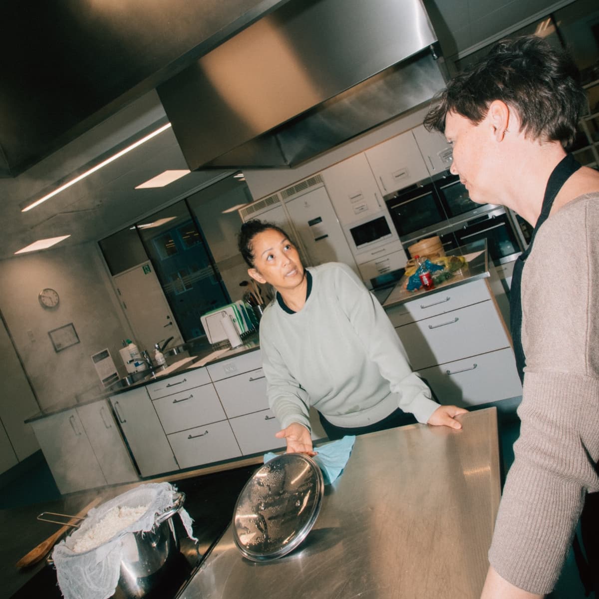 To kvinder til thailandsk madkursus på FOF Aftenskolen