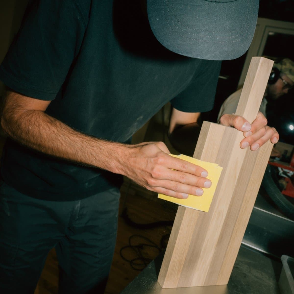 Mand på snedkerkursus sliber på et skærebræt