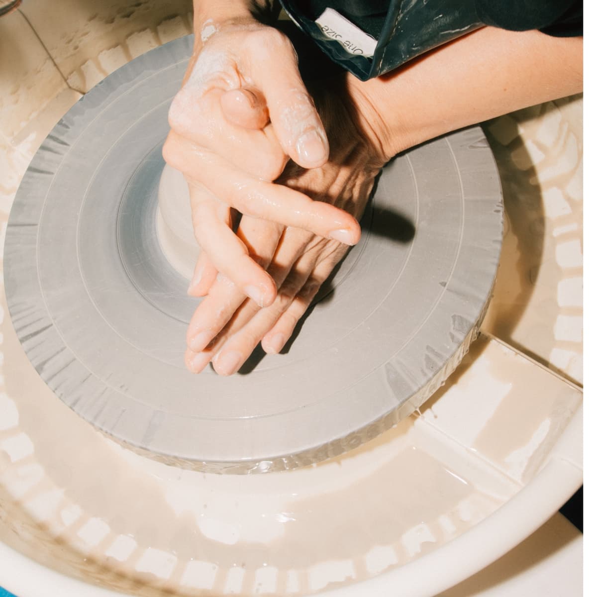 Hænder der former ler