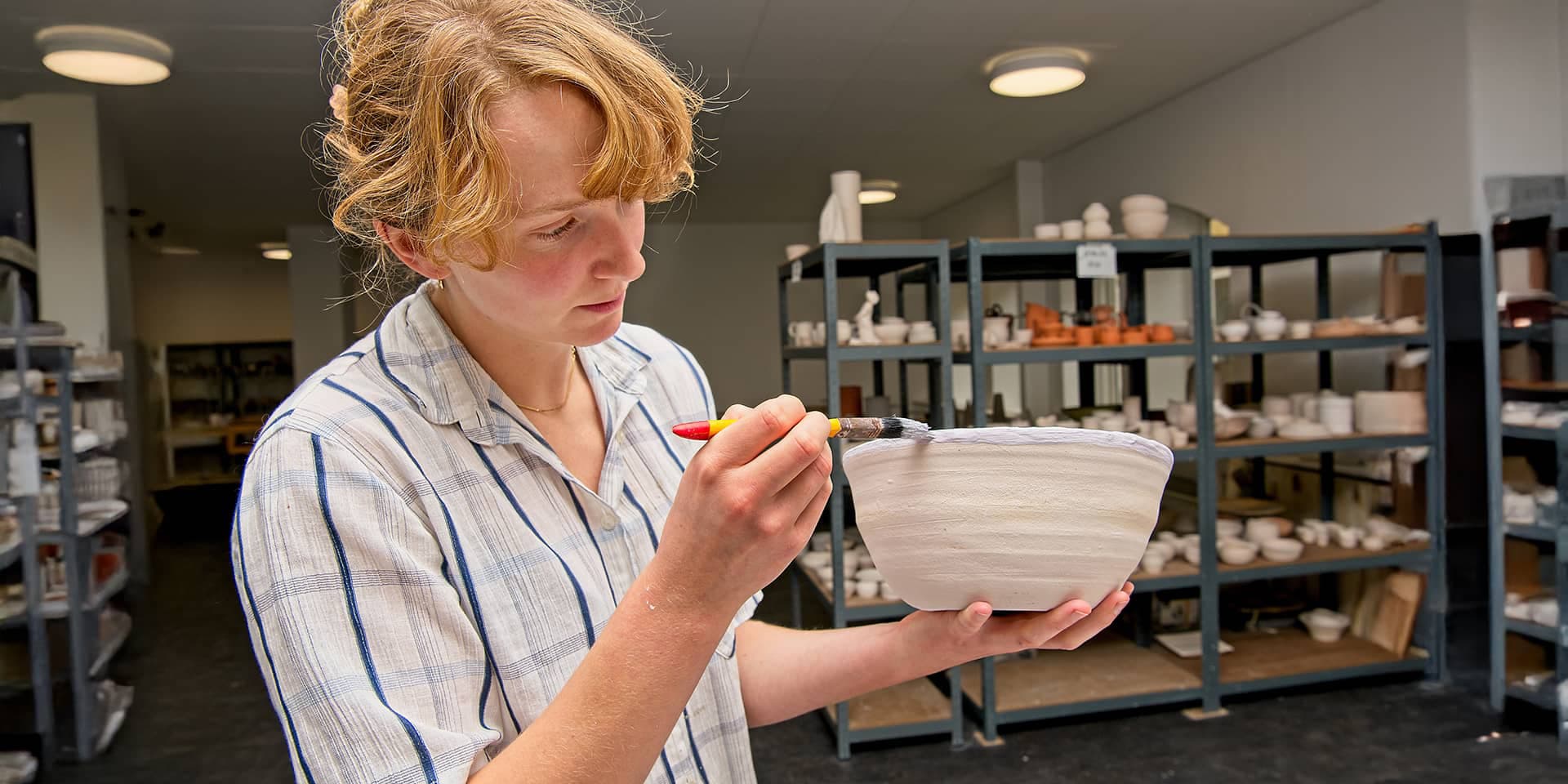 Kvinder laver skål i keramik på kursus i FOF Aarhus