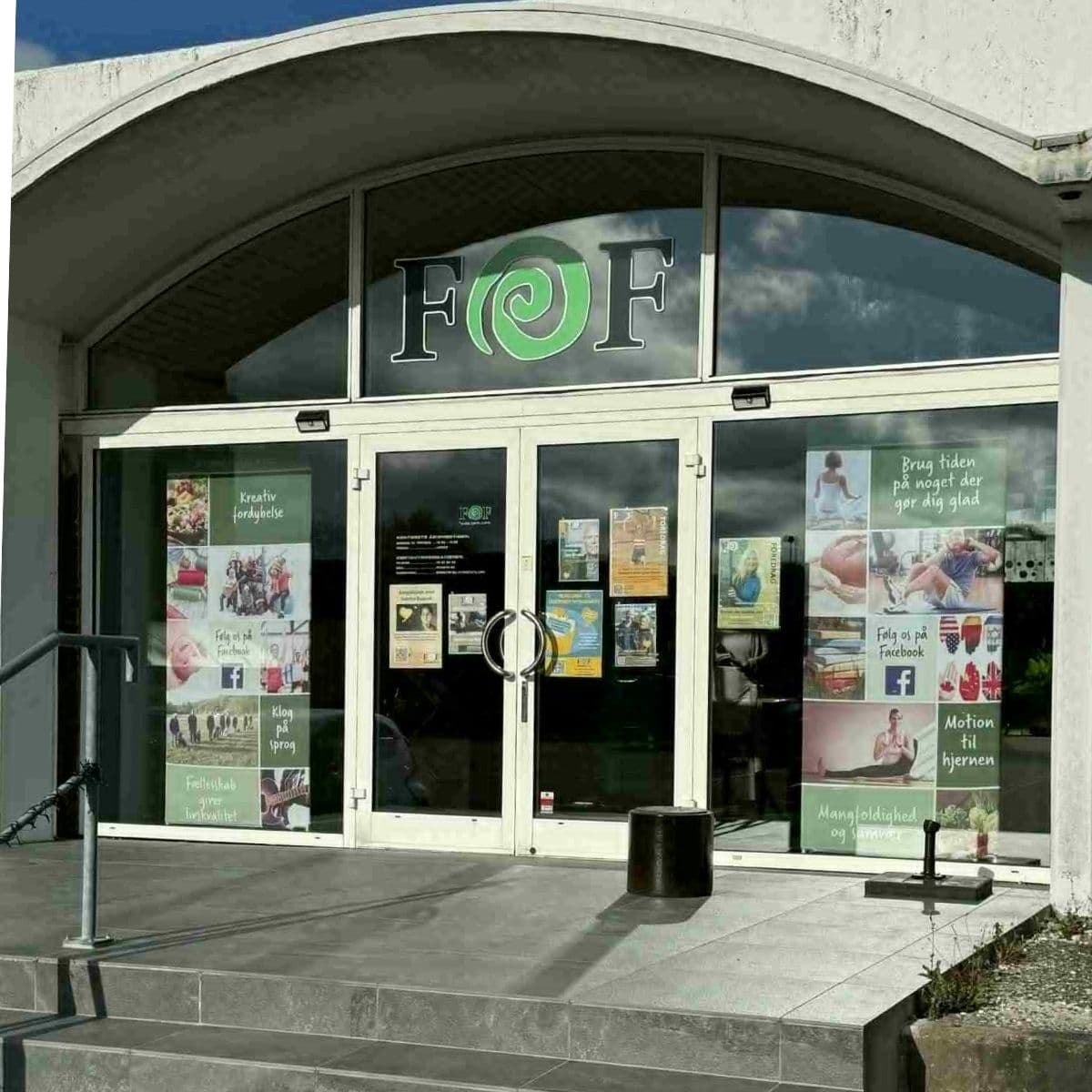 lokaler og åbningstider