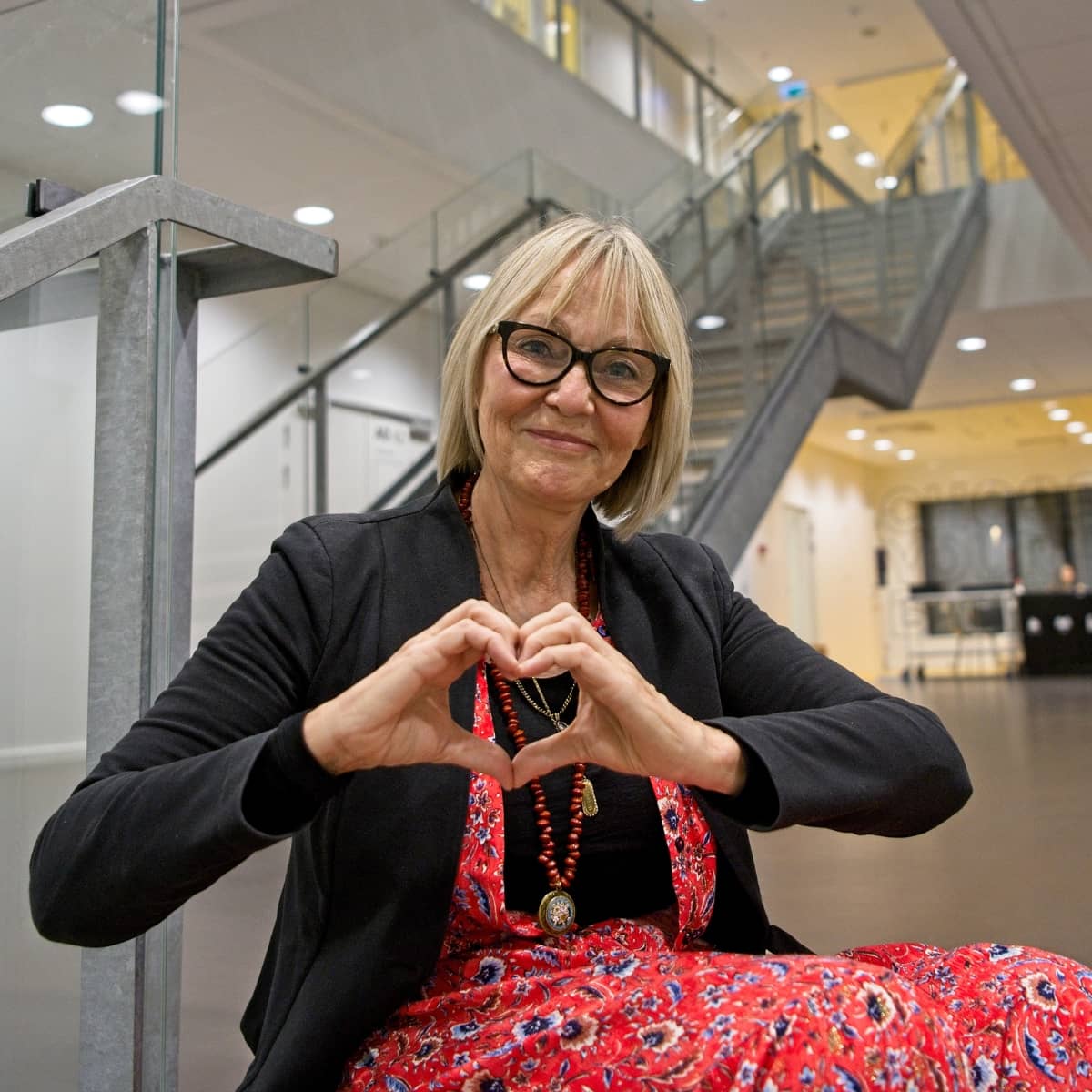 Jytte Vikkelsø, der holder foredrag i FOF Aftenskolen Aarhus, med titlen "Derfor forelsker du dig aldrig i den forkerte".