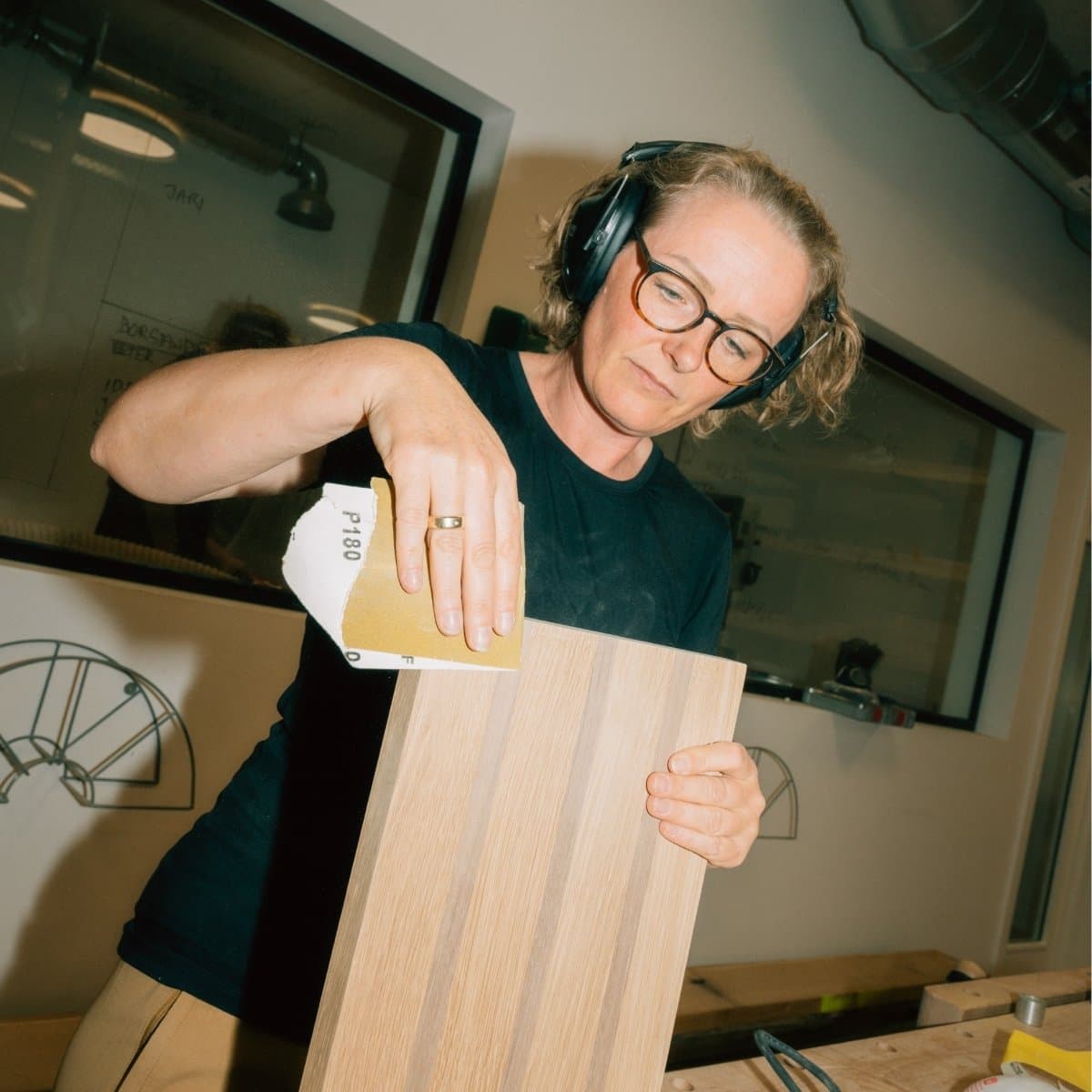 Kursist arbejder med træ på kursus i snedkeri hos FOF København og Nordsjælland