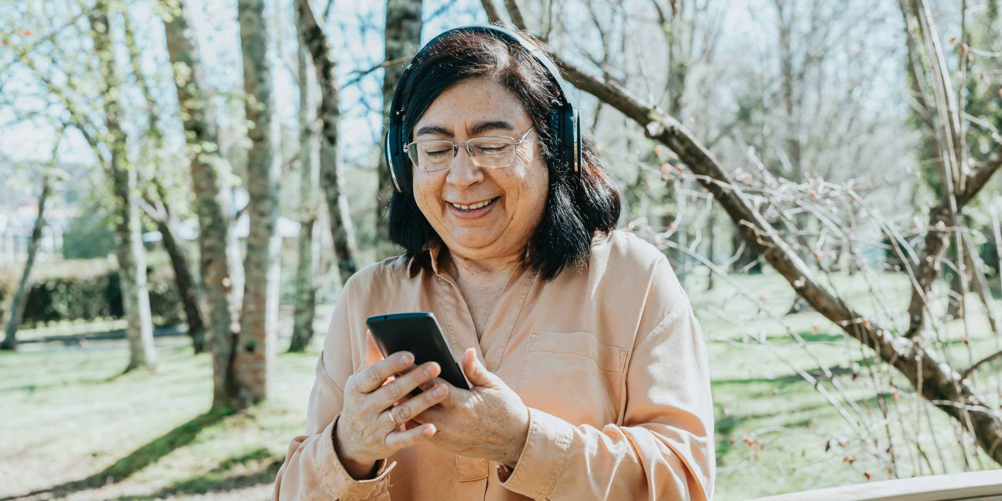 a-calvar glad senior med smartphone i naturen web.jpg