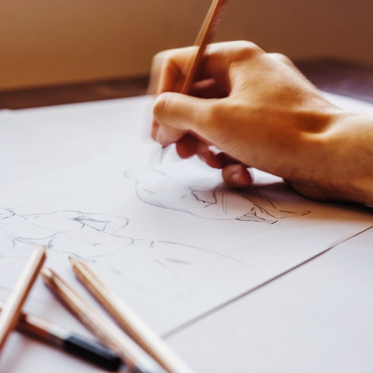 Deltager tegner menneskefigur på tegnekursus med Camilla Petersen hos FOF.