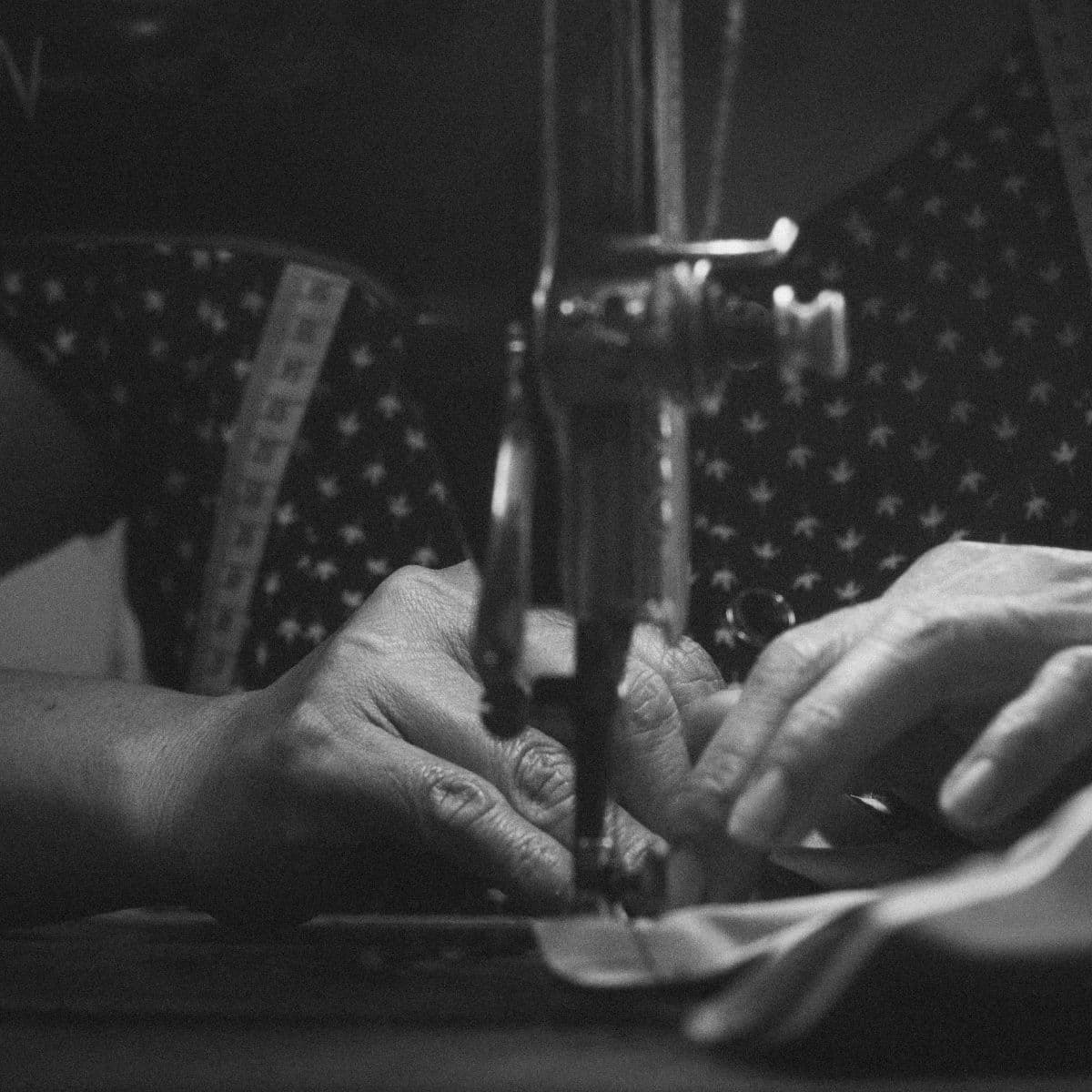 Kvinde syr ved en symaskine