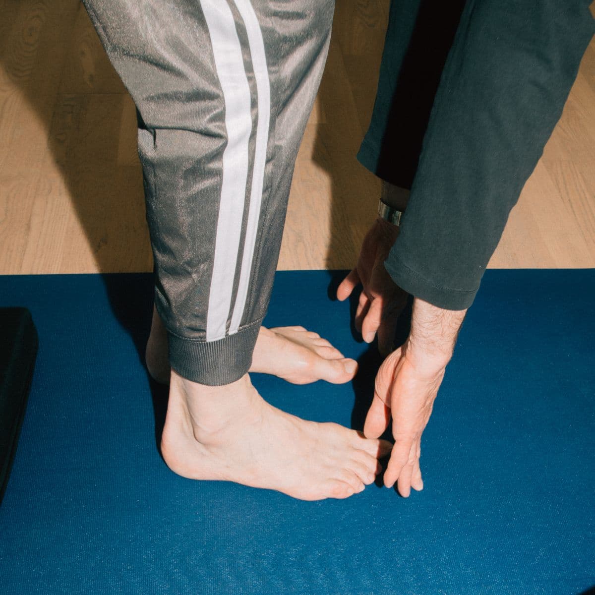 Mand dyrker yoga på aftenskolen