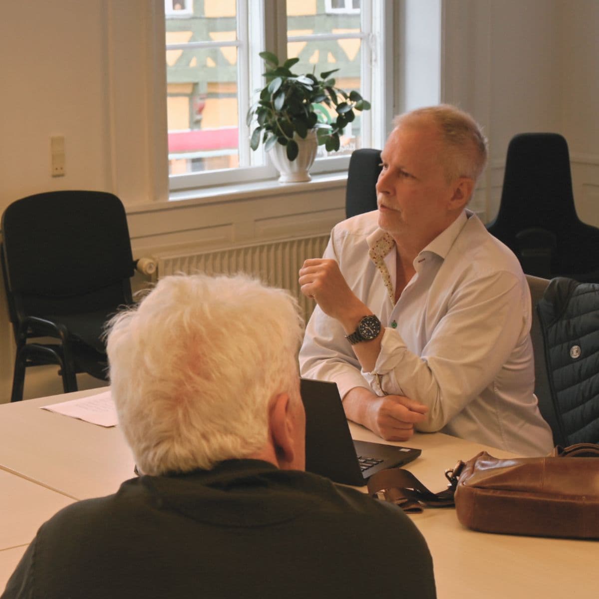 Underviser forklarer