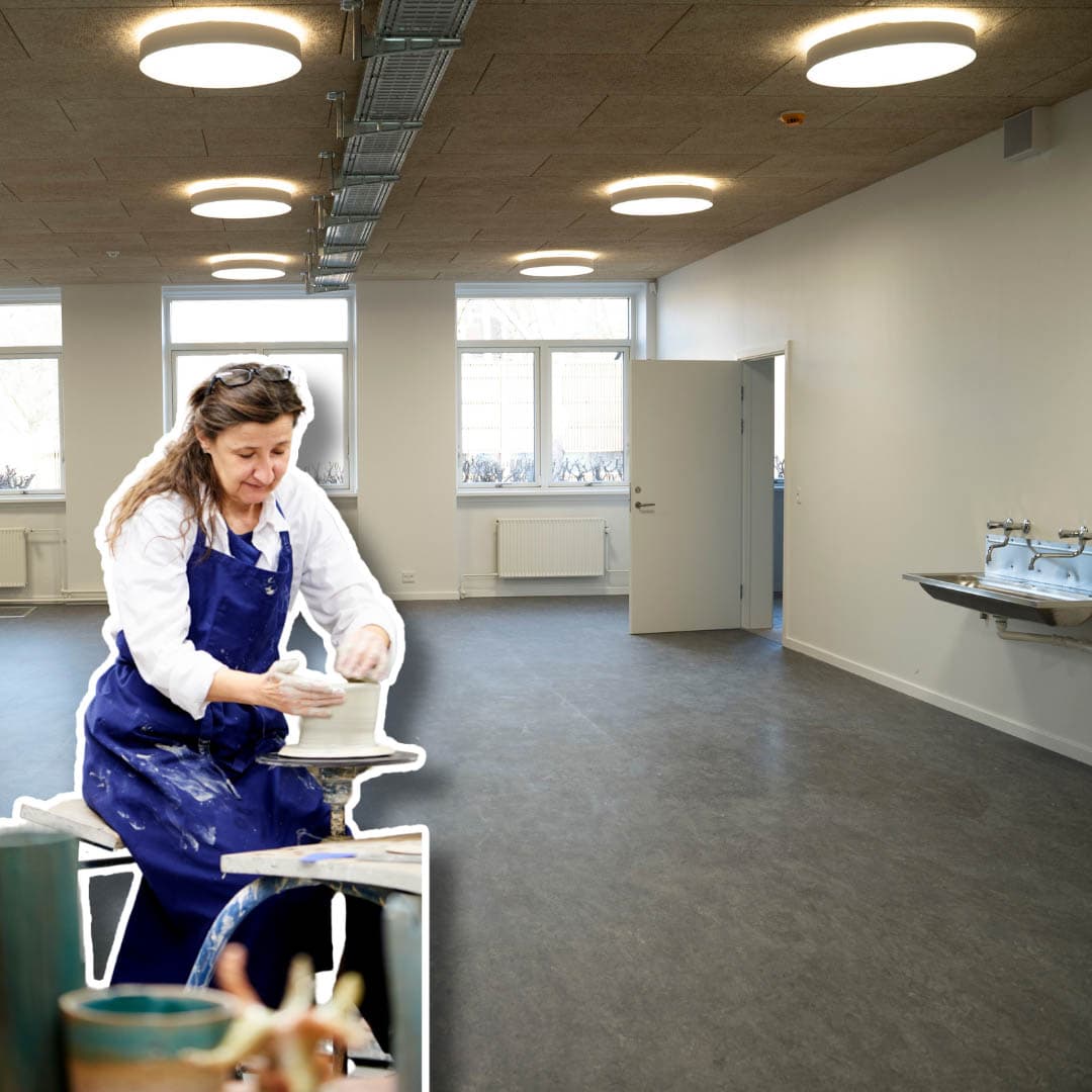 Deltager på FOF København og Nordsjællands keramikkursus i Aftenskolernes Hus