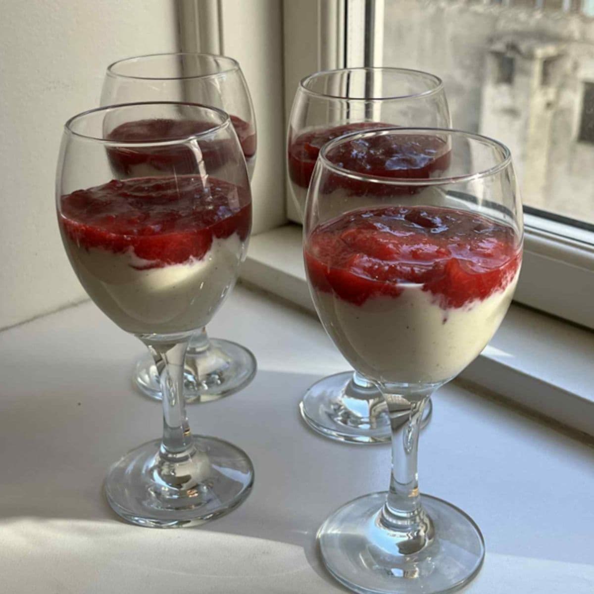 Tofumousse med vanilje og blommekompot du kan finde opskriften på på FOF Aftenskolen Aarhus