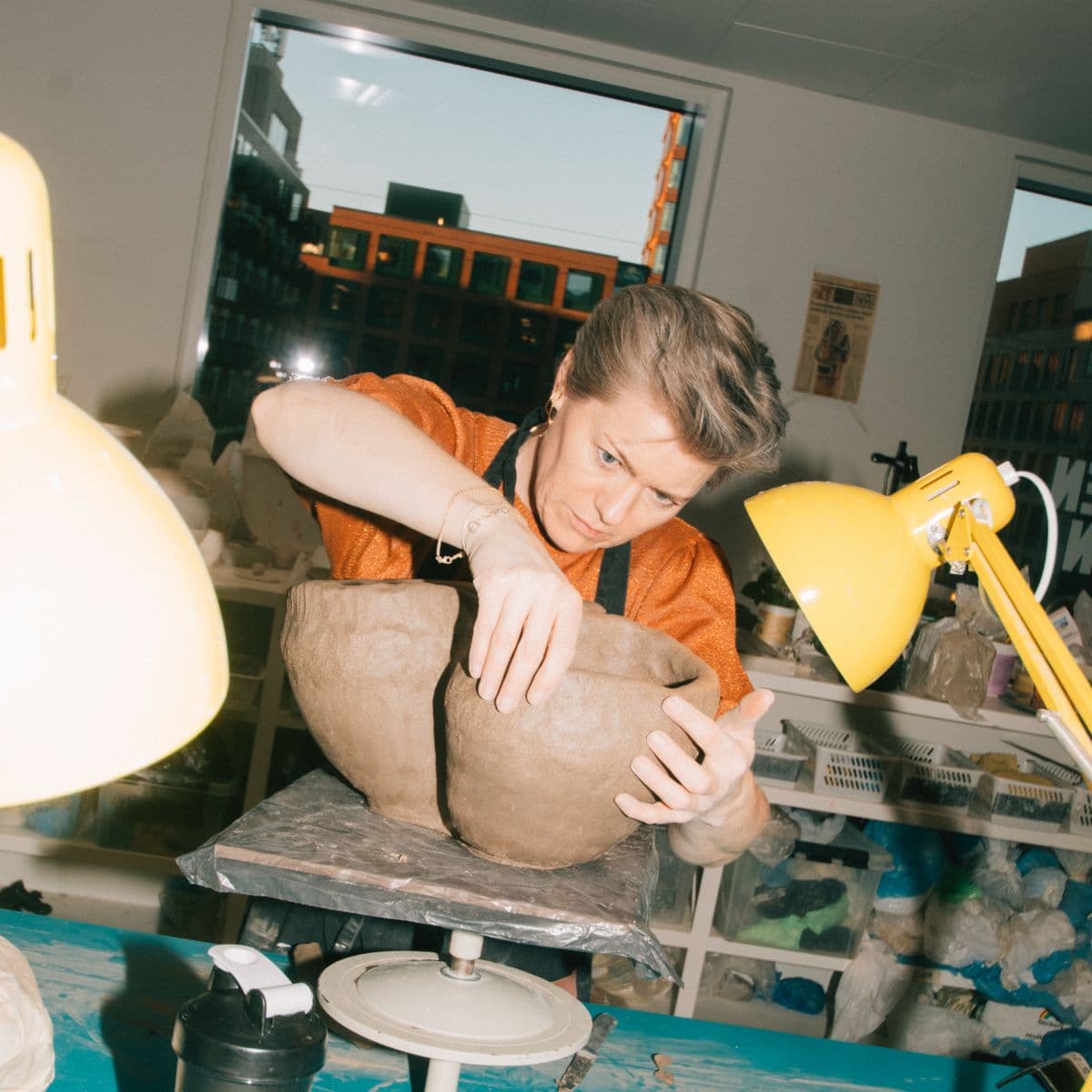 Kursist arbejder med ler