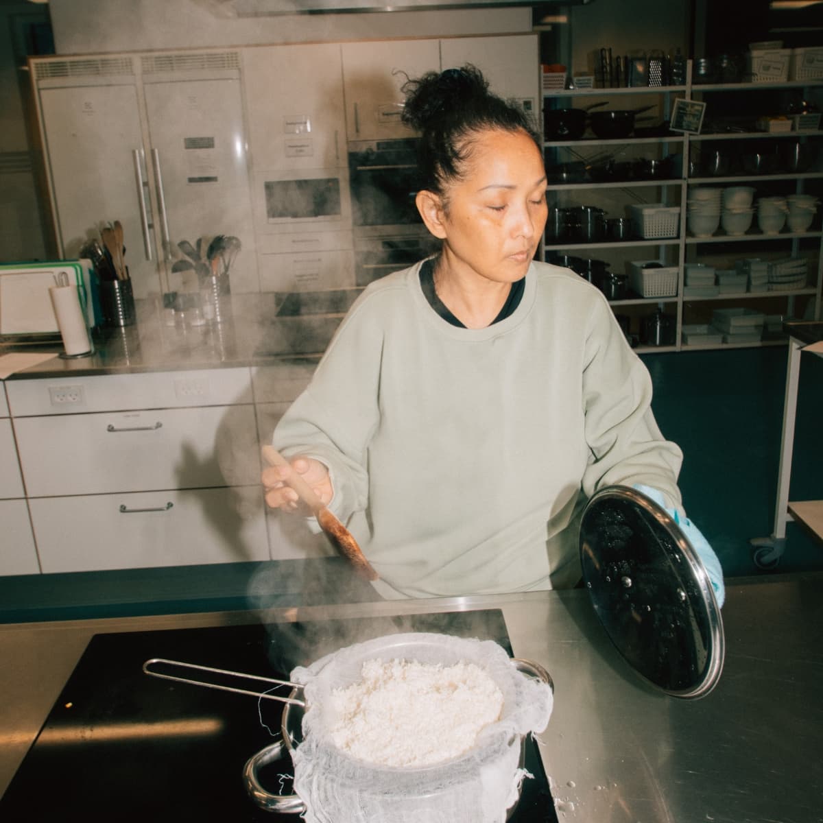 Underviser på thailandsk madkursus hos FOF Djursland