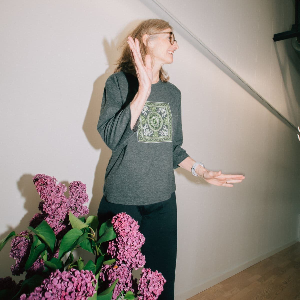 Tina Rossbach viser yogaøvelse