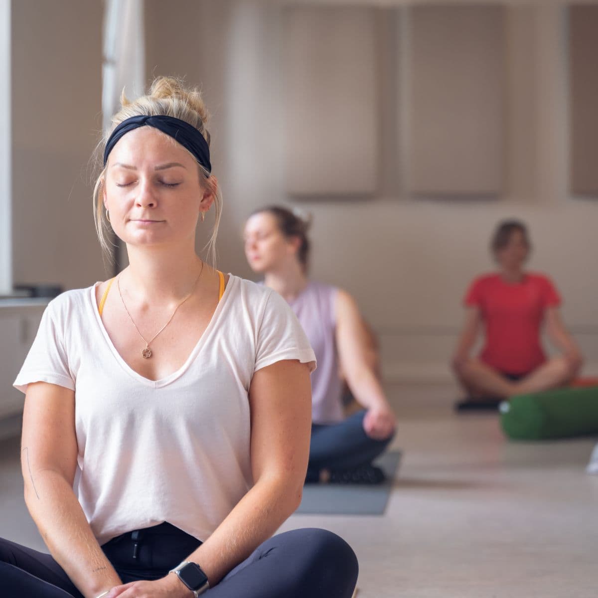 Kvinde dyrker meditation og mindfulness