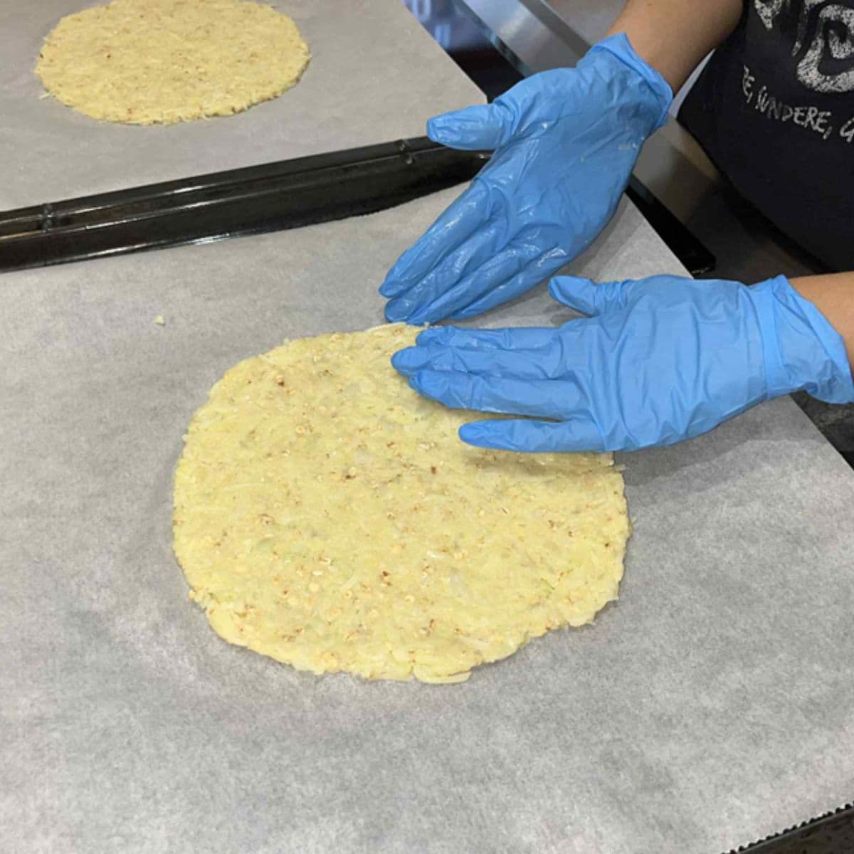 Bunden formes – blomkålsdejen trykkes ud på bagepapir og ryger i ovnen.