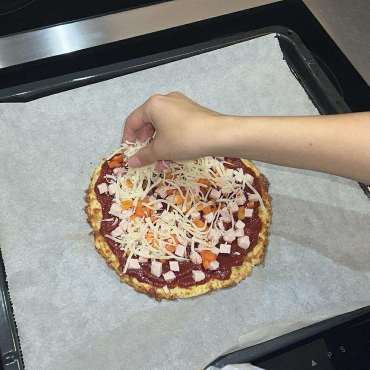 Fyldet skal på – pizzaen toppes med lækre ingredienser efter smag.