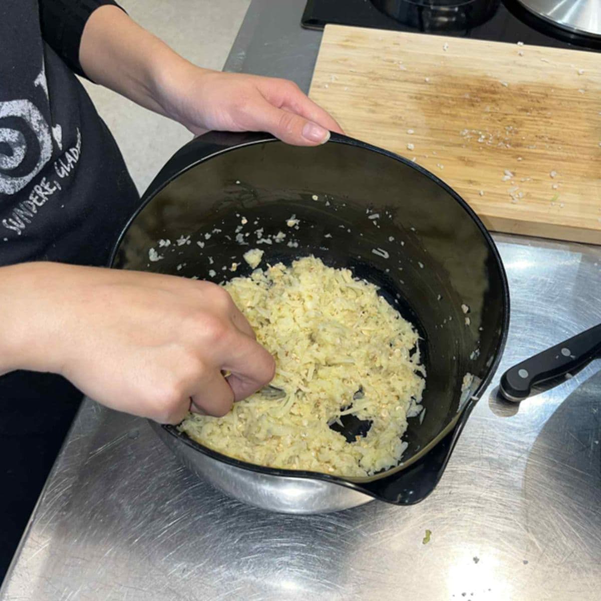 Dejen bliver til – blomkålen blendes og formes til en let og luftig pizzadej.