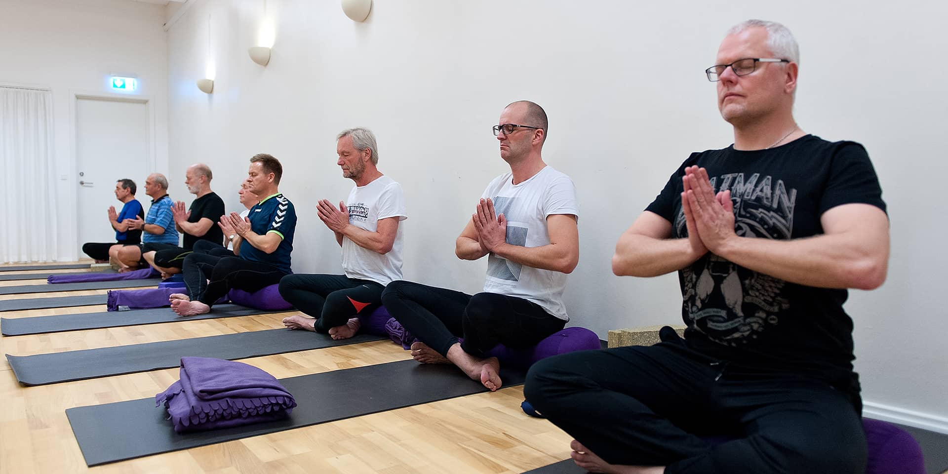 Mænd på kursus i yoga i FOF Aarhus