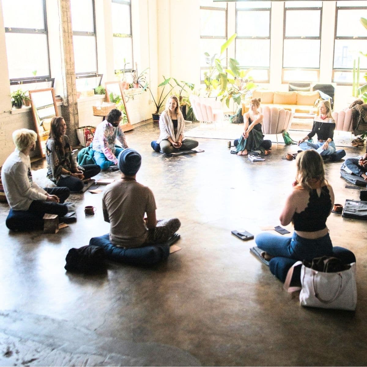 Deltagere på yogakursus sidder i meditation til yoga workshop