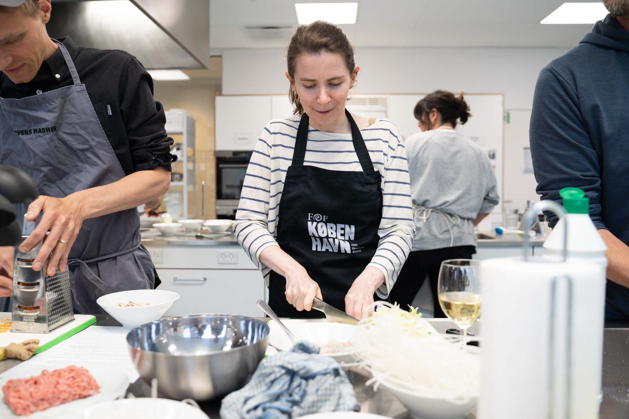 Deltager på madkursus laver mad i køkken hos FOF København og Nordsjælland