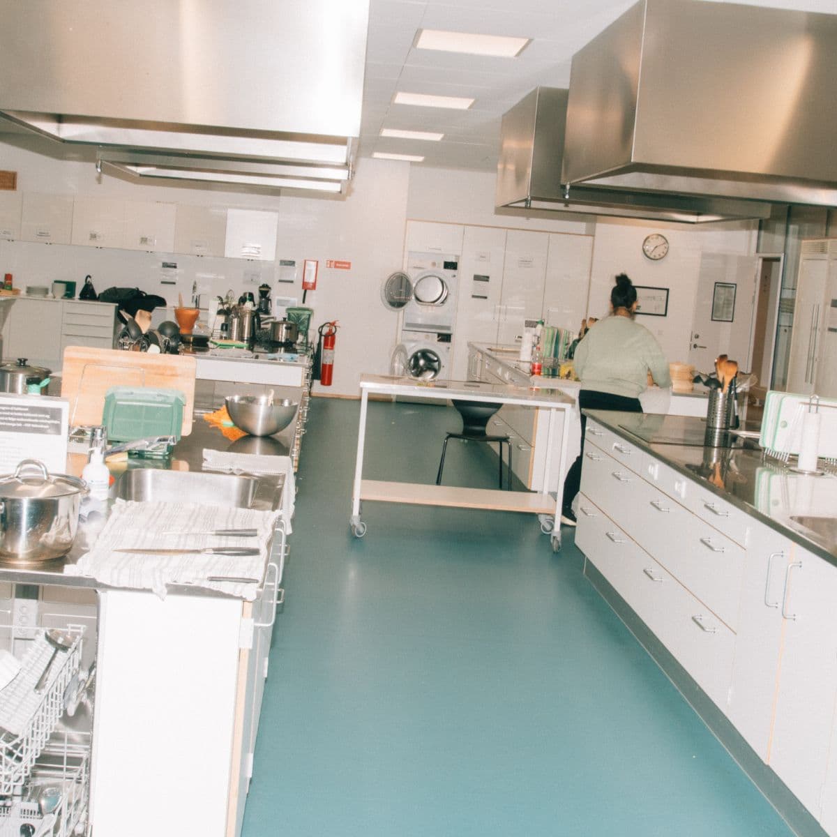 Køkken med mange redskaber