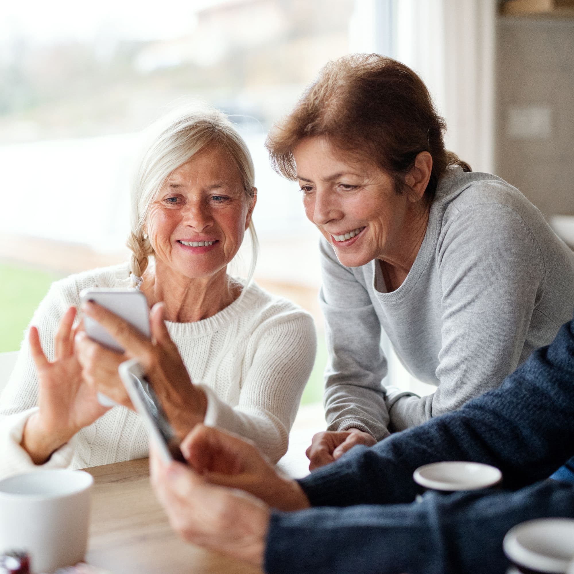 Kursister kigger på deres smartphones sammen til FVU Digital undervisning