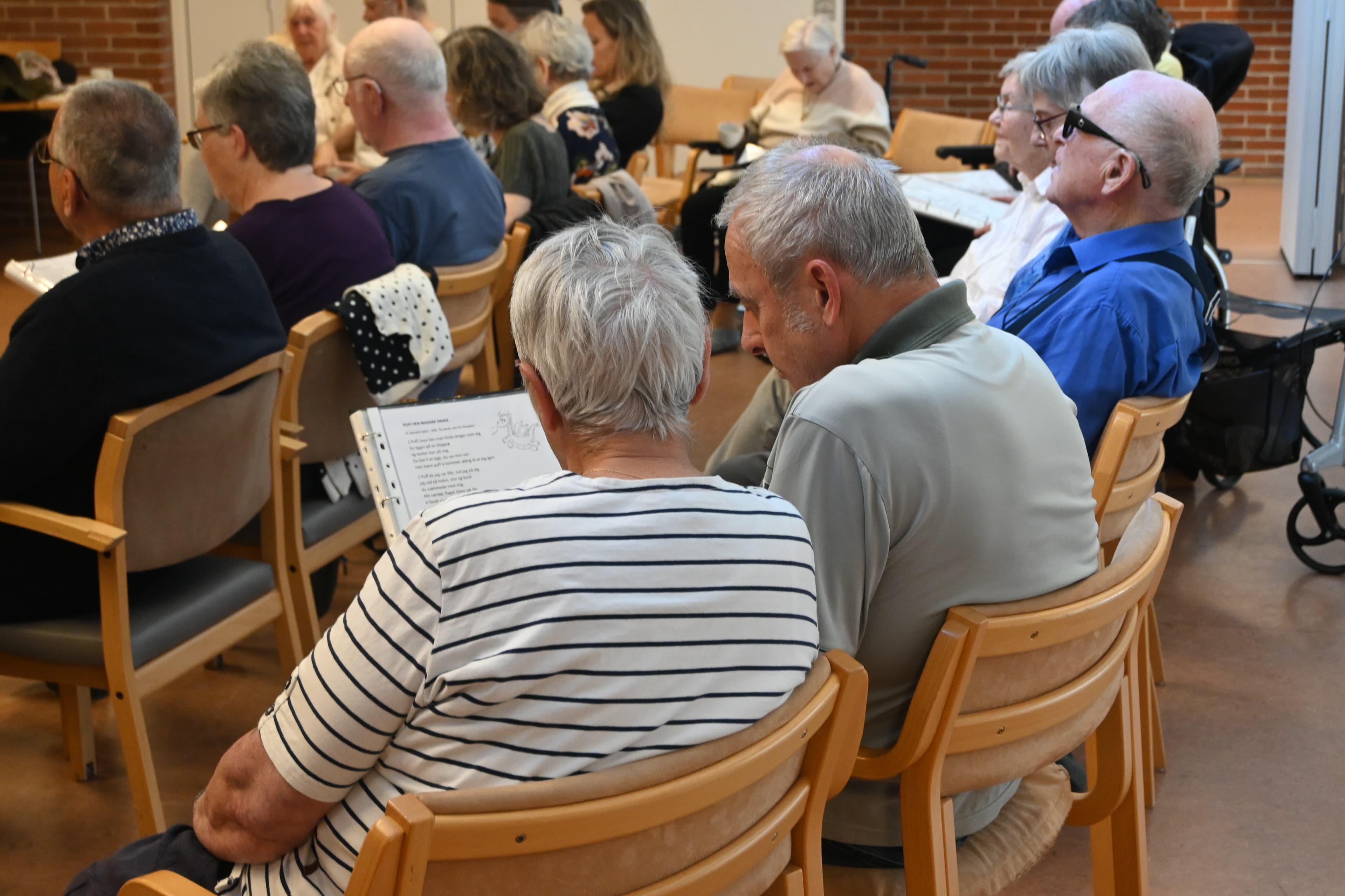 To kordeltagere synger sammen