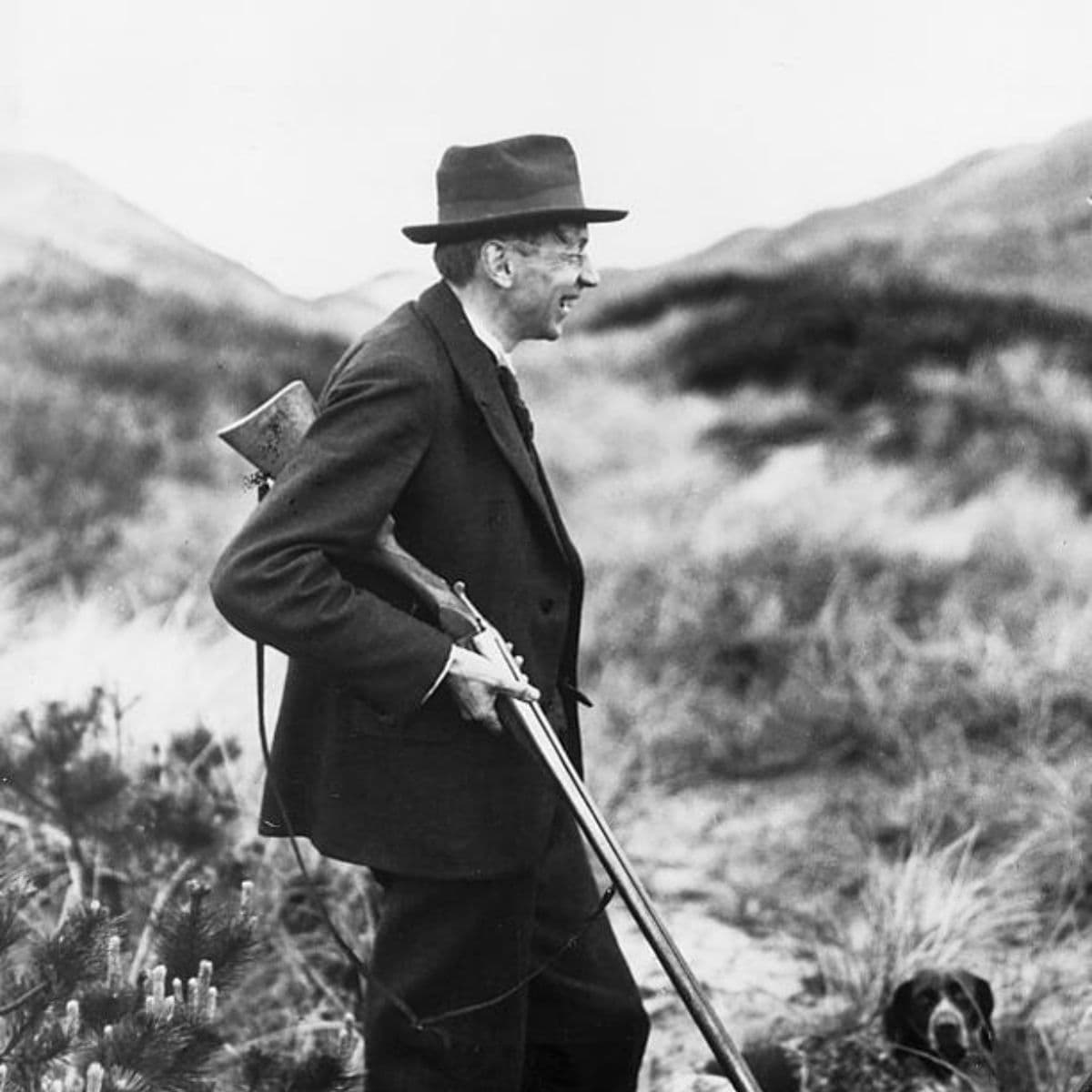 Kaj Munk med gevær under armen 