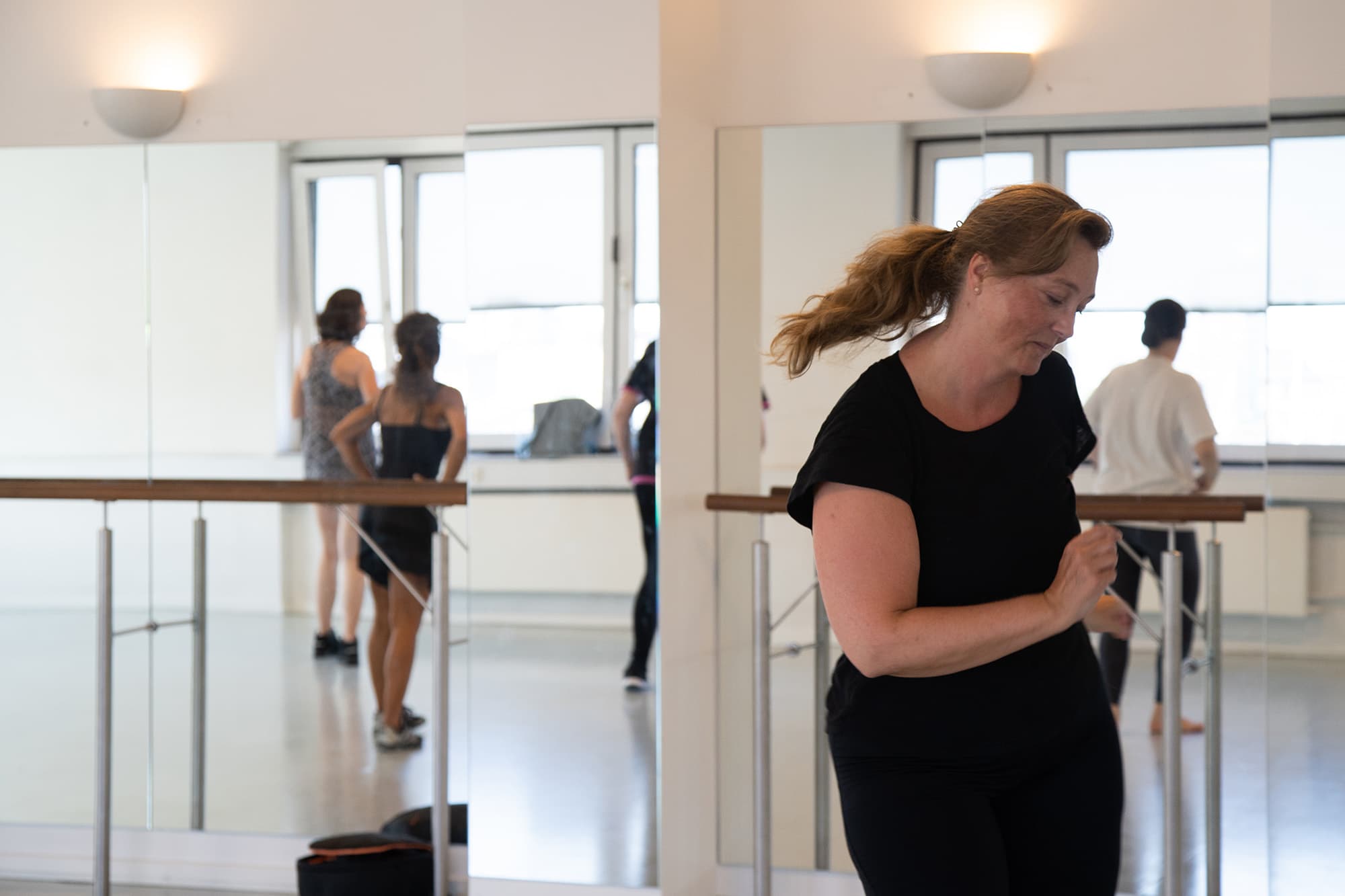 Kvinder danser i spejlsal