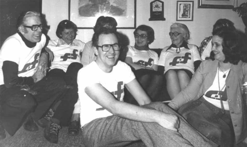 Picnic hvor mennesker spiser sammen