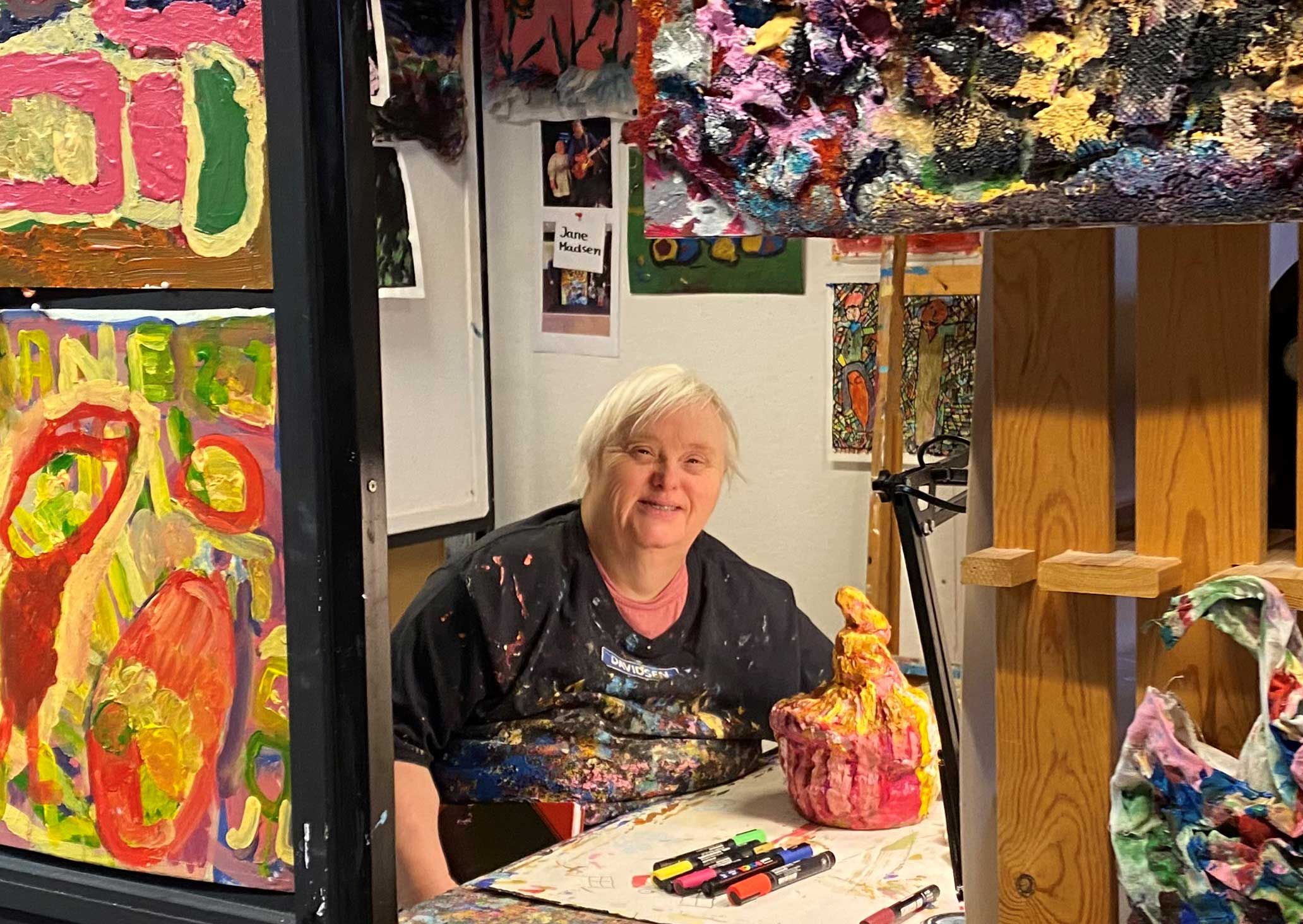 En elev ved sit arbejdsbord