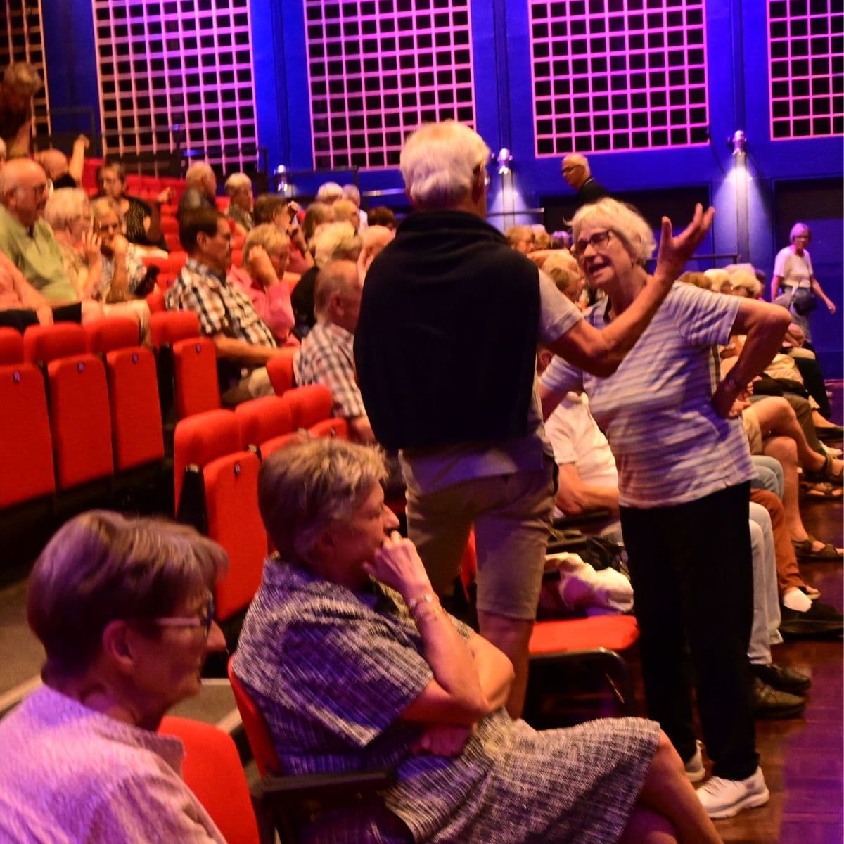 Mennesker snakke inden foredrag 