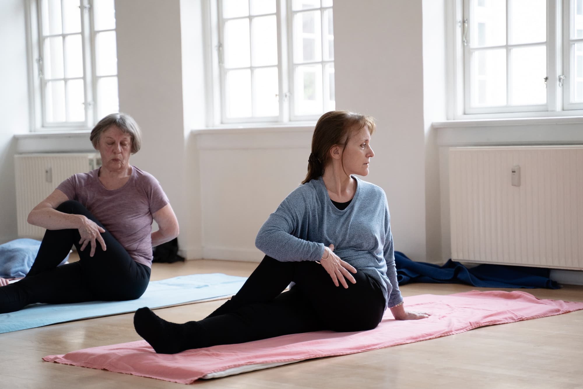 Deltager udfører hatha-yogastilling i roligt lokale