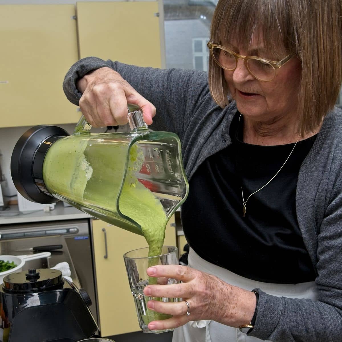 Kvindelig kursist på kursus i grøn madlavning i FOF Aarhus