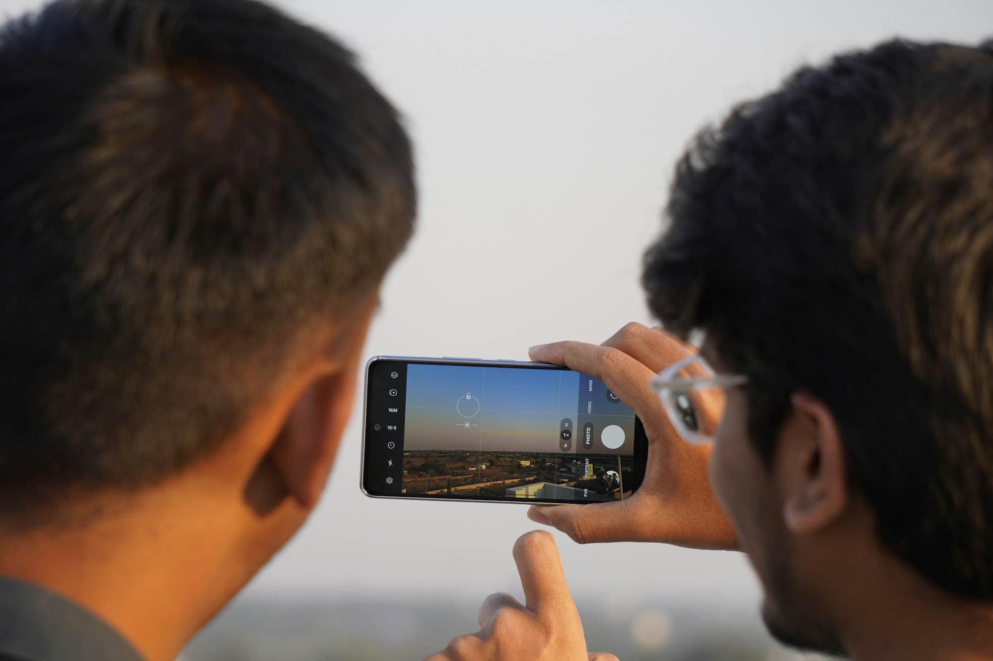 Fotografer med mobil-fofkn-aftenskolen-IT og foto-1.jpg