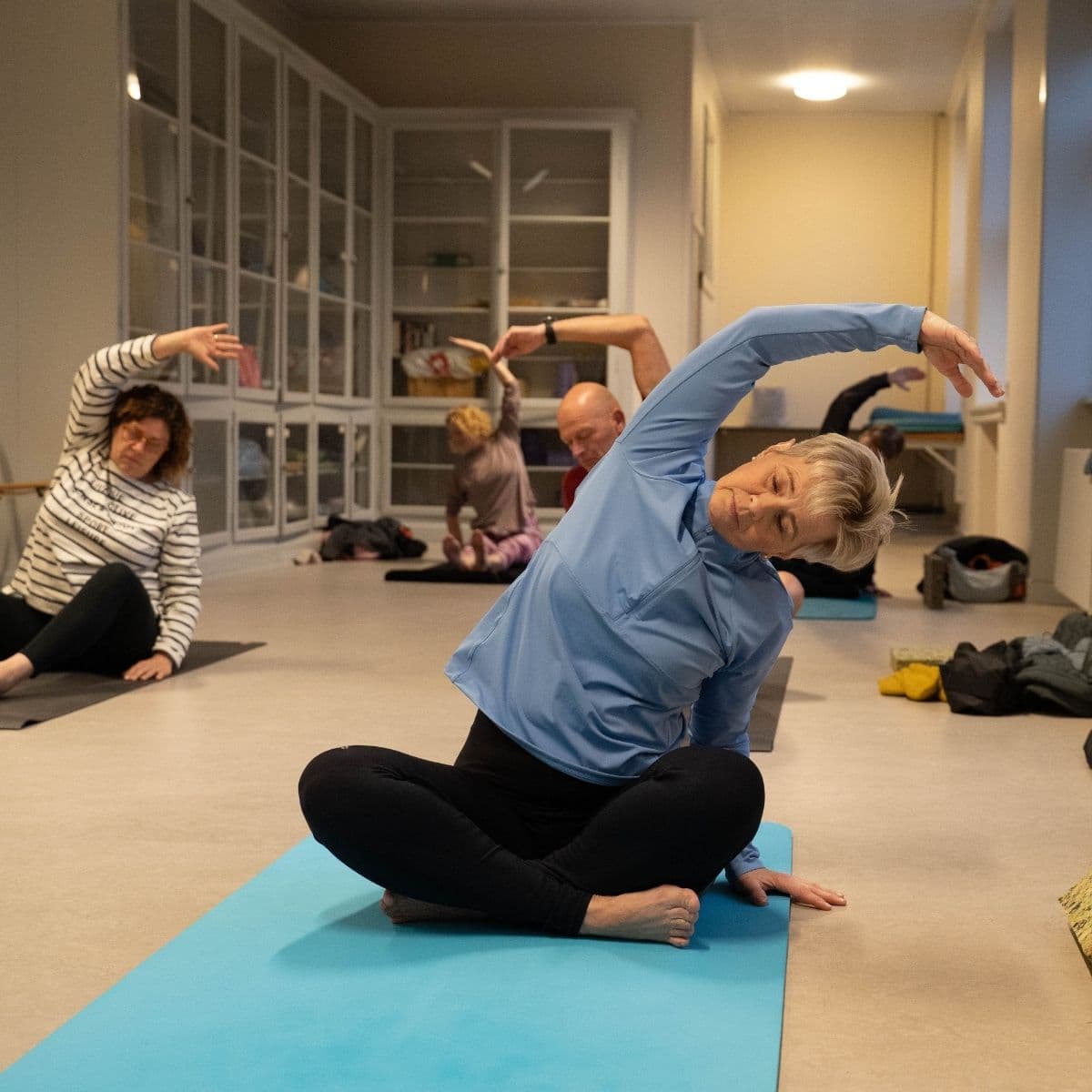 Deltagere på yogahold til undervisning i FOF Syd- og Vestsjælland.