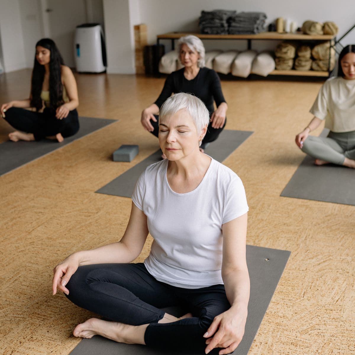 Seniorer dyrker yoga