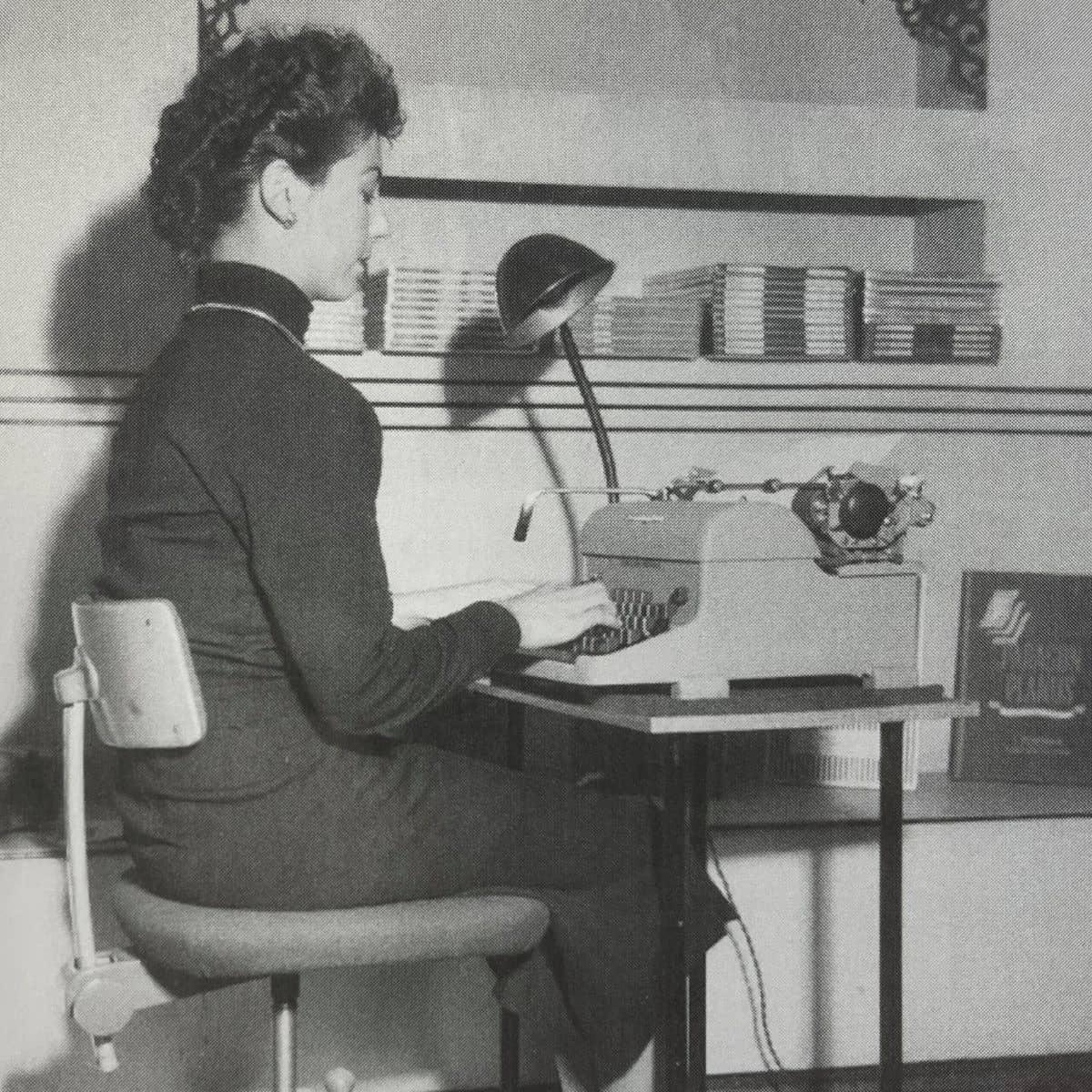 Kvinde på kursus i maskinskrivning