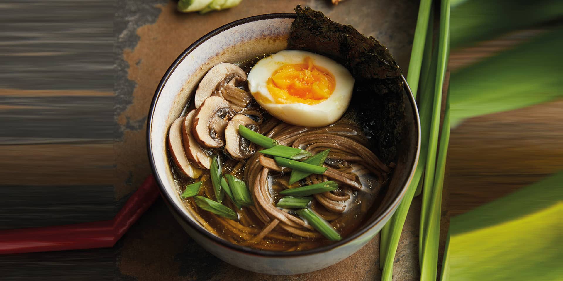 En skål med ramen (svampe, nudler, grønt og et halvt æg), som du kan lære at lave på et madlavningskursus i FOF Aarhus