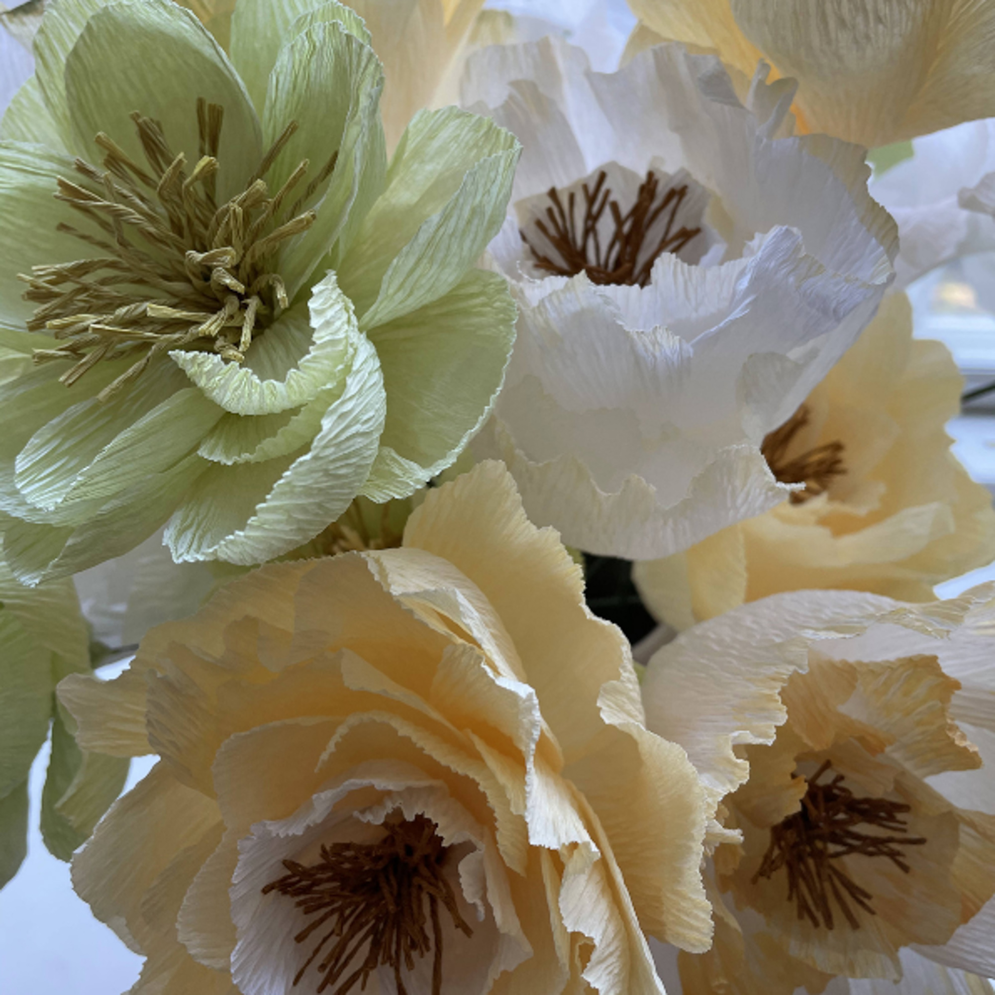 Blomsterbuket i crepepapir på kursus i at lave papirblomster