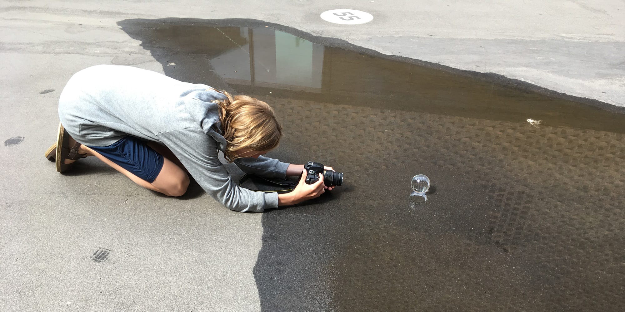 Deltager fotograferer objekt på fotoskole for unge i vinterferien