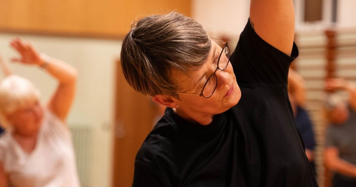 Skånsom træning for nakke, skuldre og ryg i roligt tempo